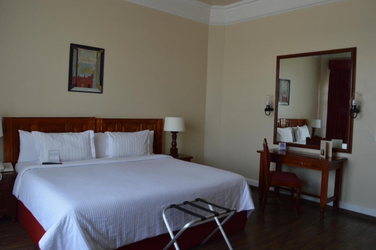 Habitación con cama extragrande.