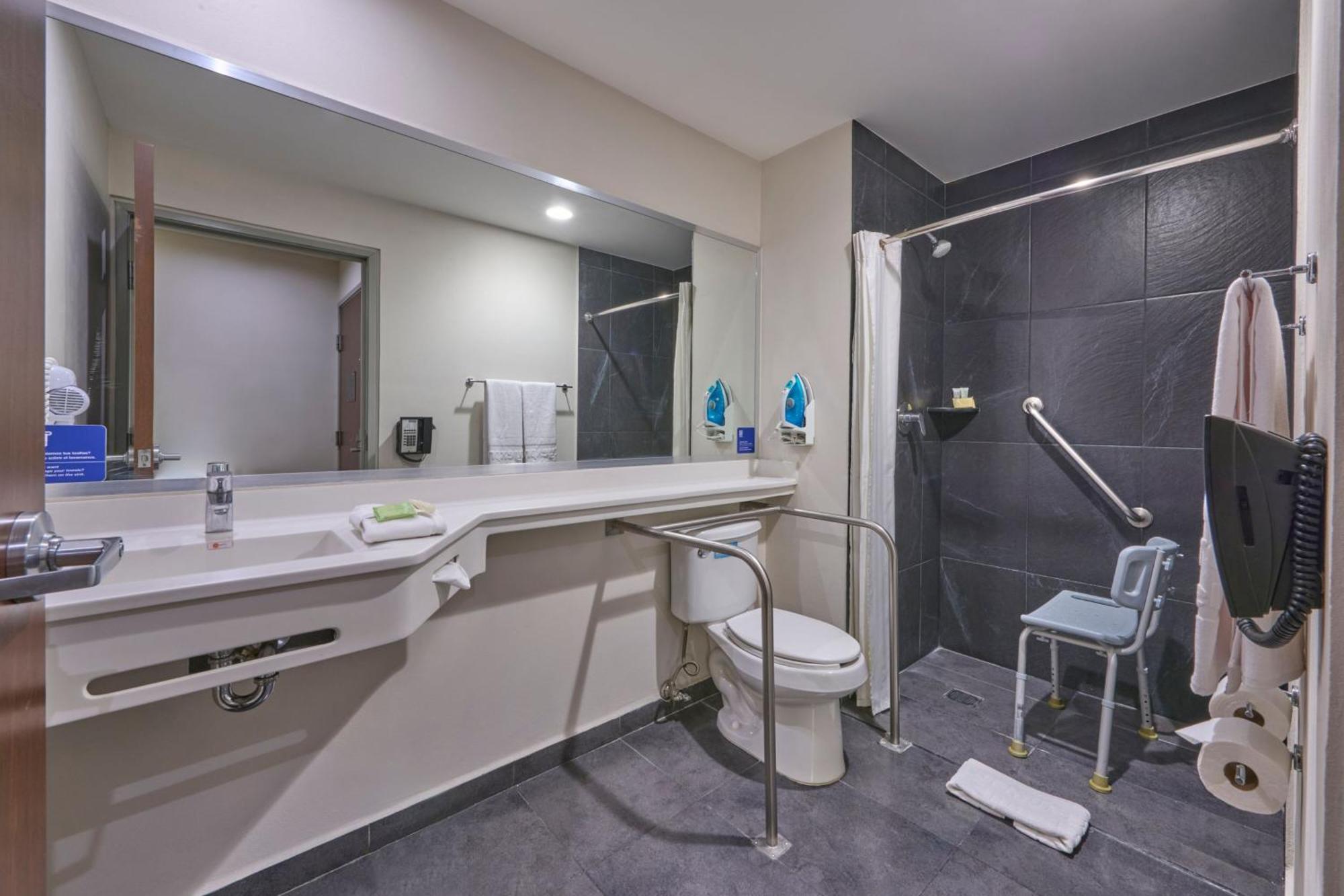 Habitación con cama grande