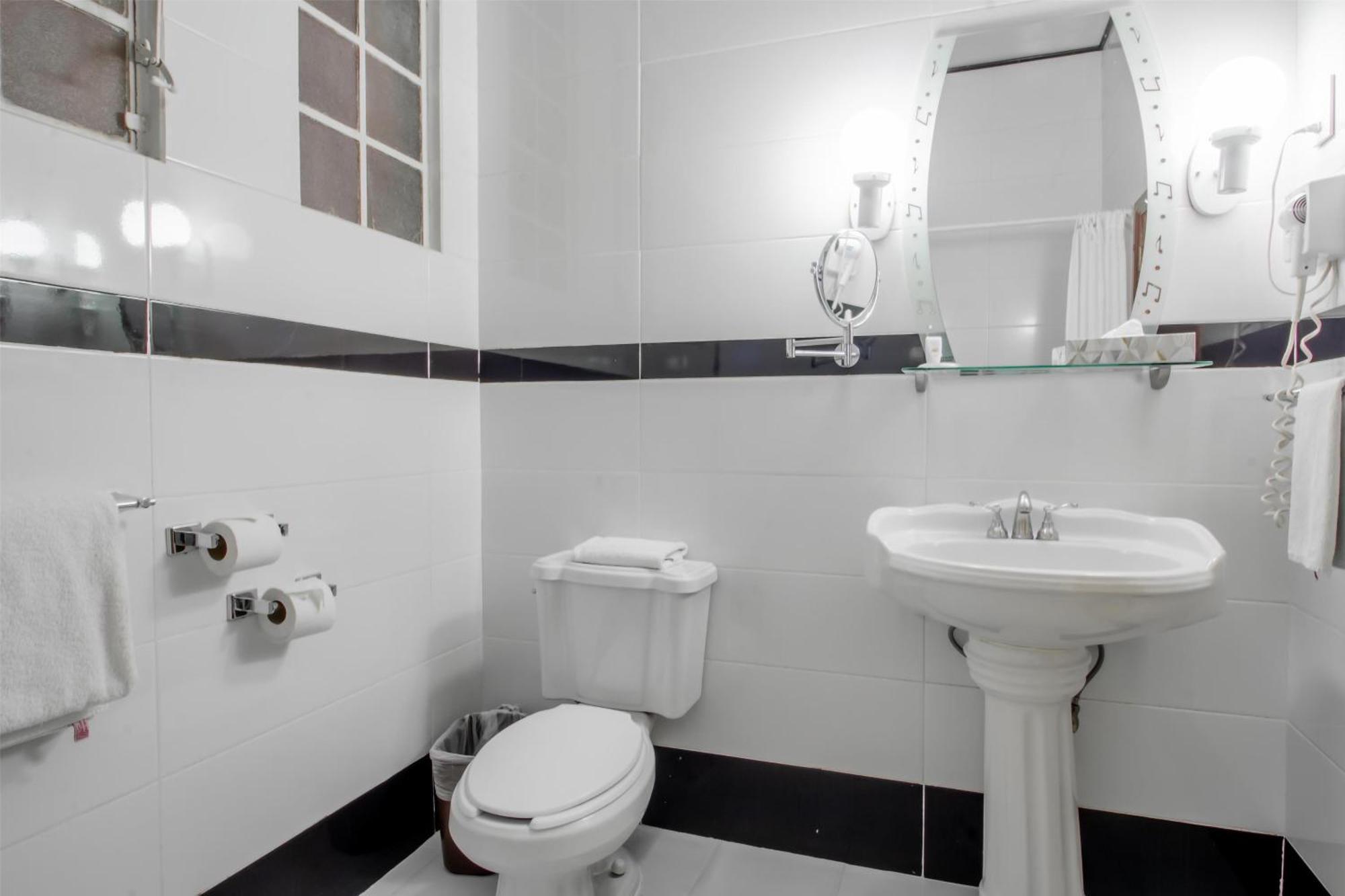 Habitación Doble con 2 camas dobles adaptada para personas de movilidad reducida - no fumadores