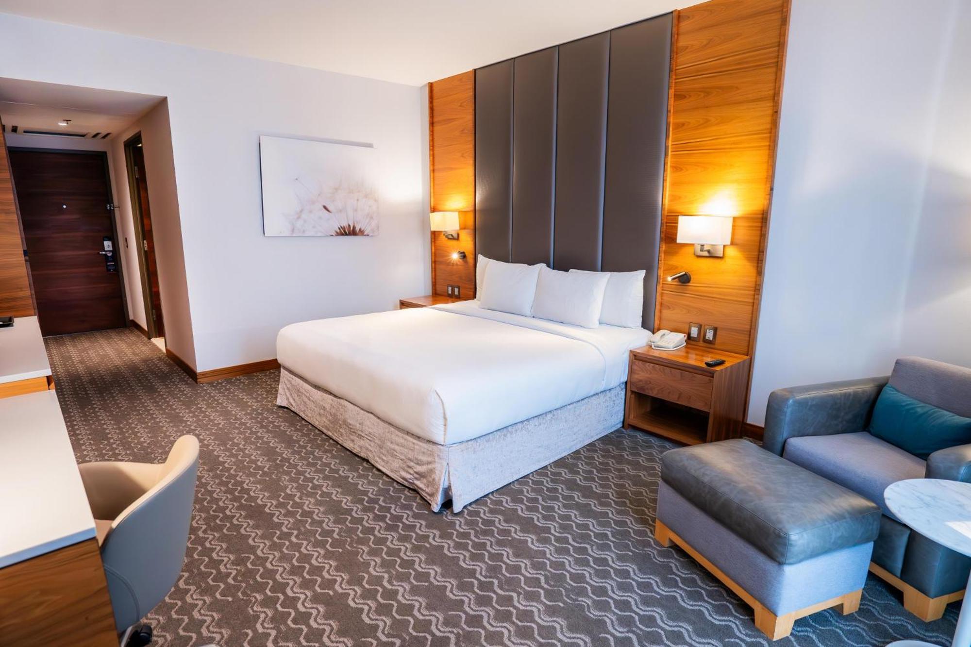 Habitación con cama extragrande.